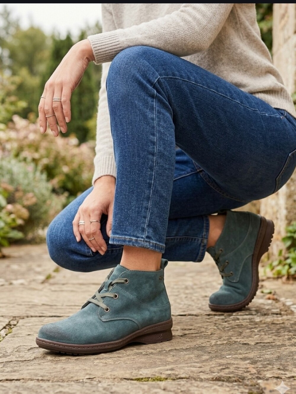 Comfortiva Align Sage Green Suede Weatherproof Salem Ankle Boots Size 7.5